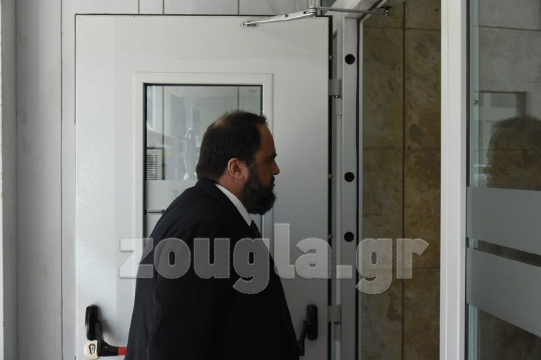 Η είσοδος του Βαγγέλη Μαρινάκη στο δικαστικό μέγαρο Πειραιά