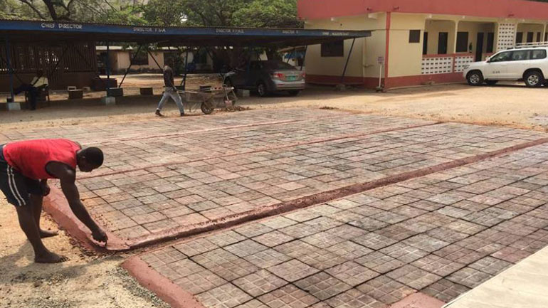 Εταιρεία στη Γκάνα μετατρέπει πλαστικές σακούλες σε πλάκες πεζοδρομίων