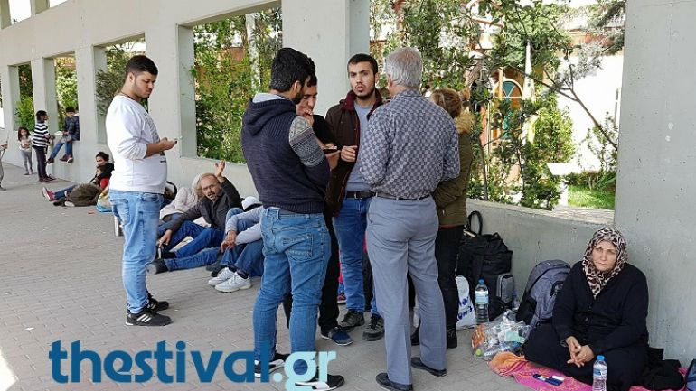 Θεσσαλονίκη: Ουρές προσφύγων έξω από τη ΓΑΔΘ – Αργεί η διαδικασία για την προσωρινή άδεια παραμονής τους στη χώρα