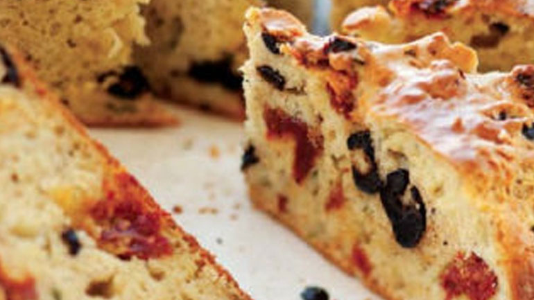 Ψωμί γεμιστό με ελιές και λιαστή ντομάτα