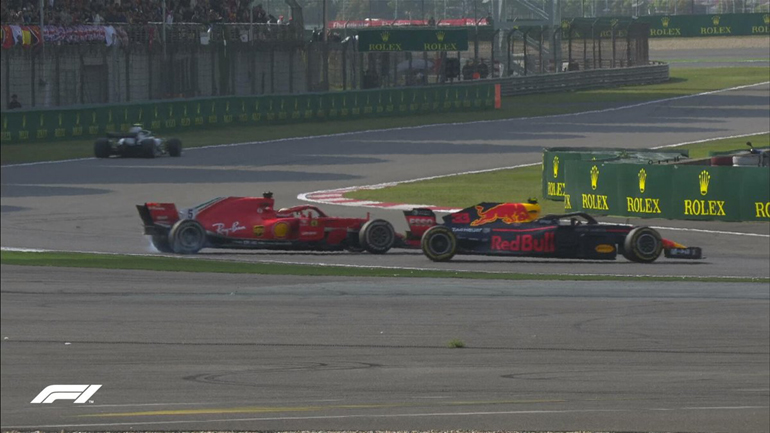 Η στιγμή που Verstappen και Vettel ακουμπούν την ώρα που ο πιλότος της Red Bull προσπαθεί να περάσει...