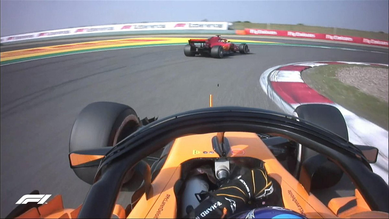 O Alonso κάνει επίθεση στον Vettel και τον προσπερνά καθώς ο Γερμανός έτρεχε με 'τραυματισμένο' μονοθέσιο έπειτα από την επαφή που είχε με τον Verstappen