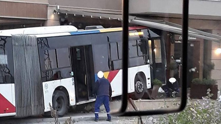 Θεσσαλονίκη: Σύγκρουση Ι.Χ. με αστικό λεωφορείο – Τέσσερις τραυματίες