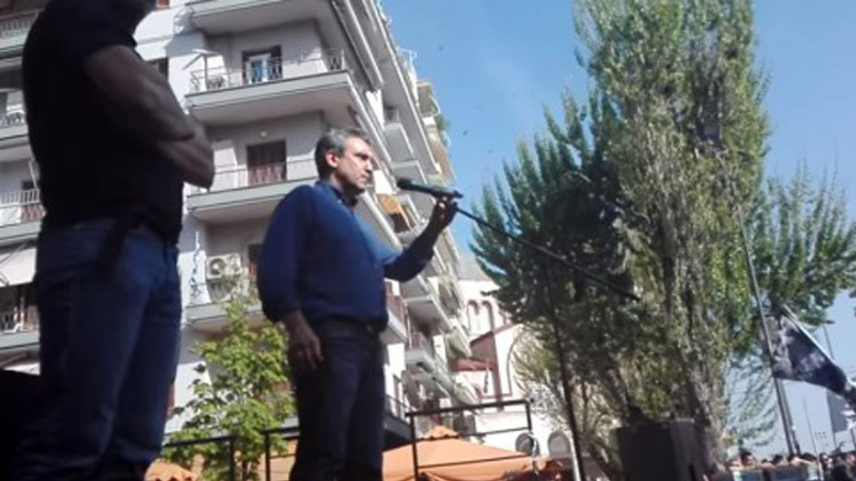 Έλληνας βουλευτής βρίζει τη… Βουλή μαζί με οπαδούς