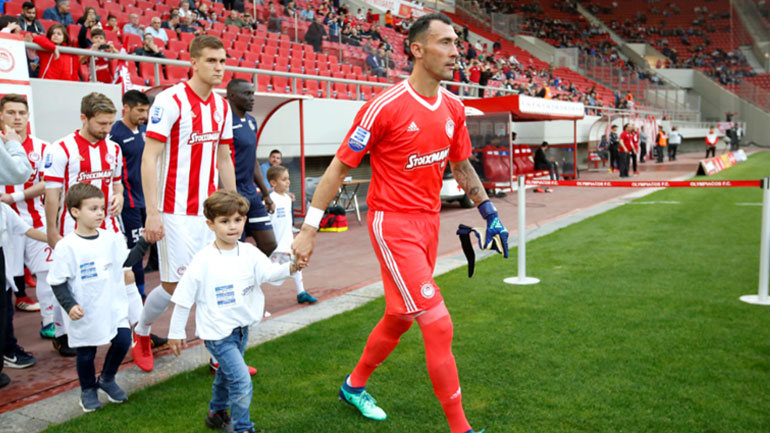 Η είσοδος των δύο ομάδων στον αγωνιστικό χώρο