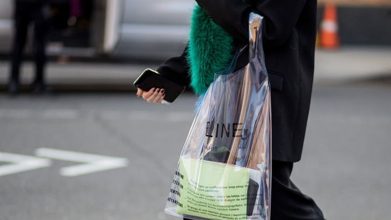 Η νέα it bag μοιάζει με σακούλα super market και κοστίζει 480 ευρώ!