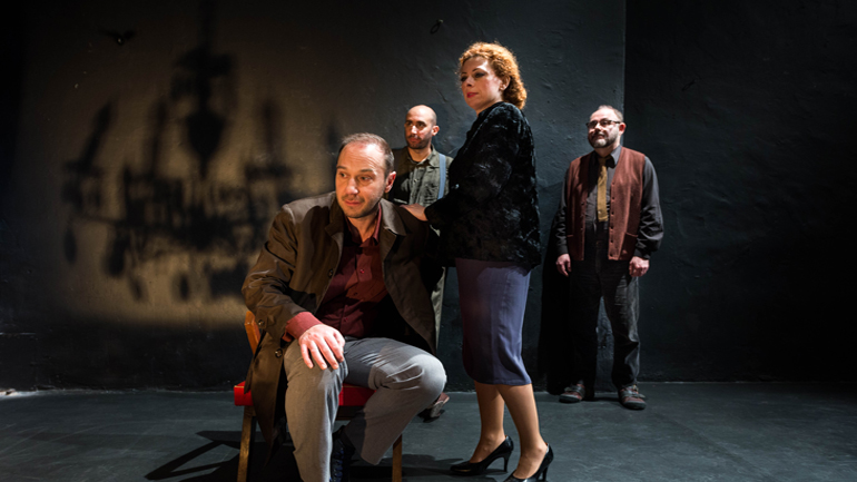 Τελευταίες παραστάσεις για το έργο «Βιοτεχνία Υαλικών» στο Θέατρο «Φούρνος»