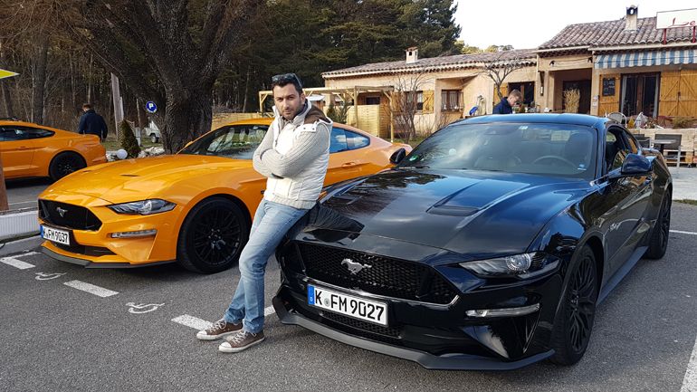 Δύσκολη η... επιλογή του χρώματος! (για όσους πούνε, και πριν το σκεφτούν, πως παρκάραμε σε θέσεις για ΑΜΕΑ, να τους ενημερώσουμε πως το συγκεκριμένο σημείο ήταν prive για την εκδήλωση...