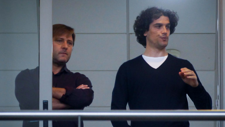 O Πέδρο Μαρτίνς παρακολουθεί το παιχνίδι μαζί με τον Μοντεστό