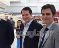 Στο κέντρο, ο επιχειρηματίας Δημήτρης Μαρινόπουλος