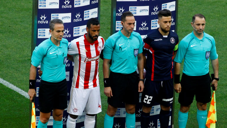 Η αναμνηστική φωτογραφία των δύο αρχηγών με το διαιτητικό τρίο