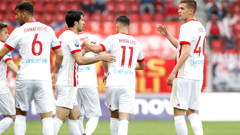 Οι παίκτες του Ολυμπιακού πανηγυρίζουν το 1-0