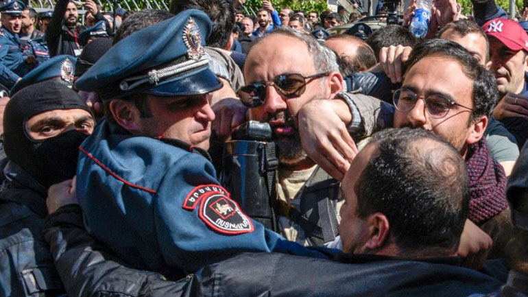 Αρμενία: Πολλοί τραυματίες σε διαδηλώσεις κατά της πρωθυπουργοποίησης του Σαρκισιάν