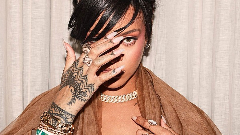 H εκκεντρική εμφάνιση της Rihanna στο Coachella που συζητήθηκε!