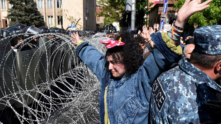 Αρμενία: Πάνω από 10.000 διαδηλωτές στο Γερεβάν ενάντια στην εκλογή του πρωθυπουργού Σαρκισιάν