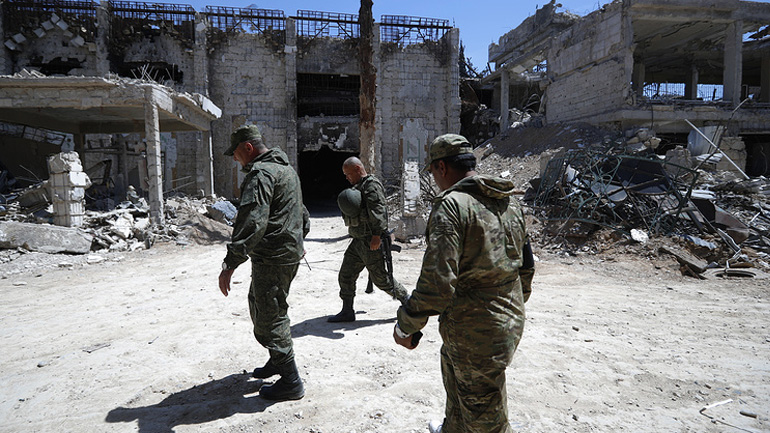 Ρωσικά ΜΜΕ: «Αποθήκη με ουσίες για παρασκευή χημικών όπλων εντόπισε ο ρωσικός στρατός στη συριακή πόλη Ντούμα»