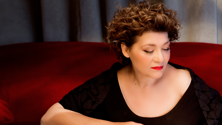 Η Γιώτα Νέγκα στο Βεάκειο Θέατρο Πειραιά