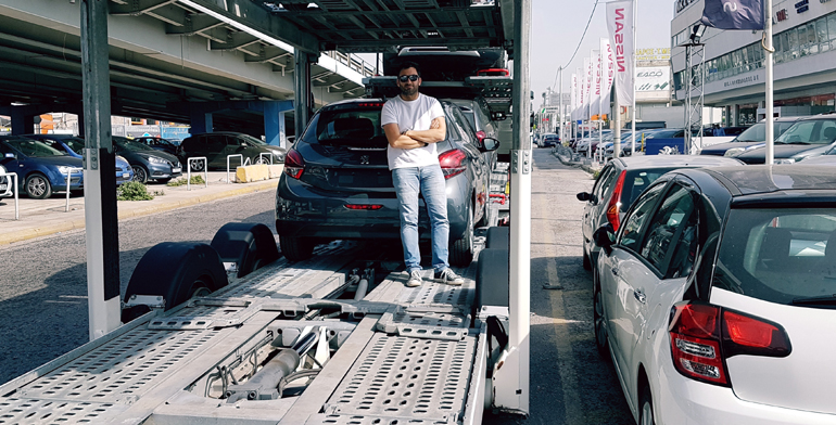 Παραλίγο να βοηθήσουμε και στο... φόρτωμα!