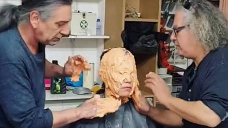 Η Κατερίνα Στικούδη «αλλάζει» πρόσωπο για τις ανάγκες του νέου της βιντεοκλίπ!