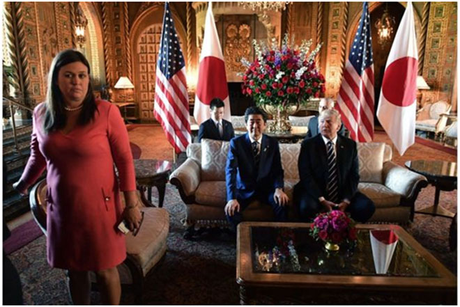 Η γραμματέας του Λευκού Οίκου Sarah Sanders, ήταν παρούσα στις συνομιλίες Τραμπ-Άμπε