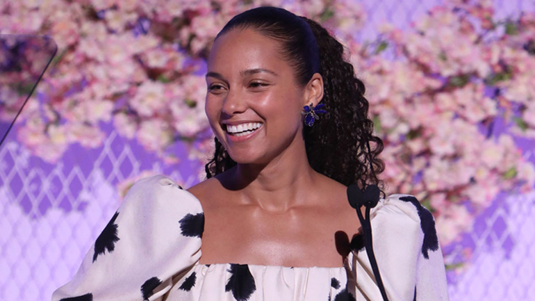 Η Αλίσια Κις  επέκρινε τον πρόεδρο των Grammy για το μισθολογικό χάσμα στην τηλεοπτική σειρά «The Crown»