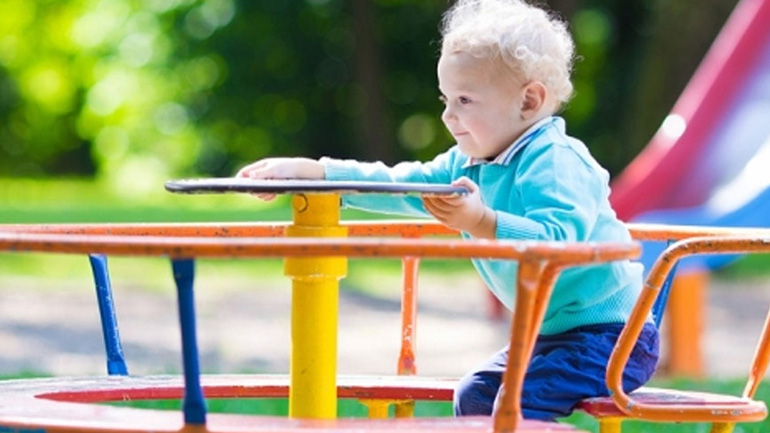 Παιχνίδι εκτός σπιτιού για υγιή ανάπτυξη στα παιδιά