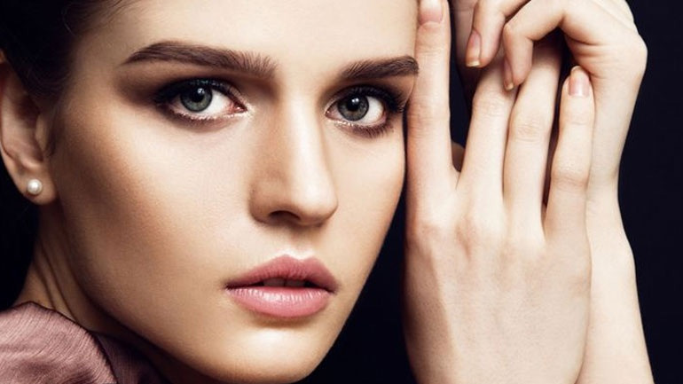 Η beauty editor σου δείχνει πώς θα καταλάβεις ποιο σχήμα φρυδιών σου ταιριάζει