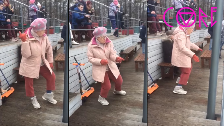 Η γιαγιά χορεύει με το κομμάτι “Sweet Dreams”