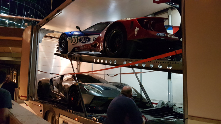 Το GT είναι το ταχύτερο αυτοκίνητο που έχει κατασκευάσει ποτέ η Ford.  Στη νταλίκα που περιμέναμε υπήρχε μία πολιτική και μία αγωιστική έκδοση του μοντέλου...