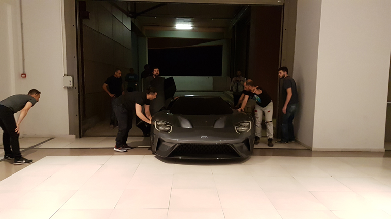 Το Ford GT μπαίνει στο Thw Mall Athens...