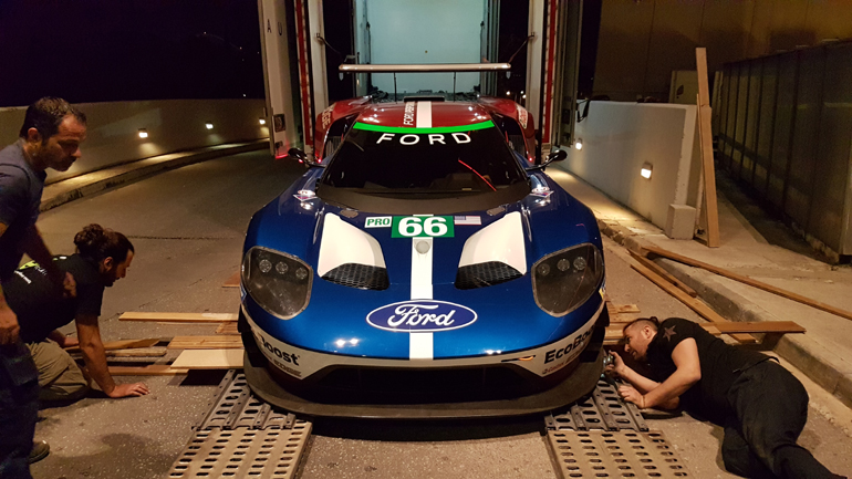 Η αγωνιστική εκδοχή κατεβαίνει εκατοστό, εκατοστό από την νταλία...