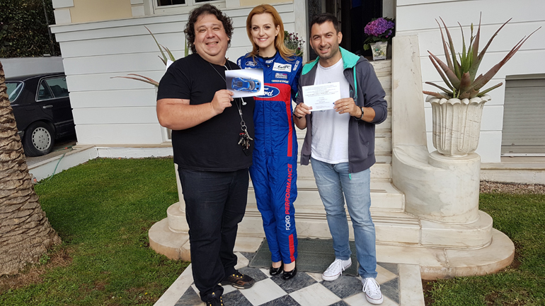 Τελικά την... παραλάβαμε την πρόσκληση (από αριστερά: Πάρις Ποντίκας, Νάνσυ και Βασίλης Σαρημπαλίδης)