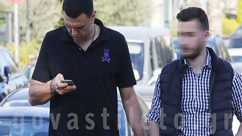 Ο φρεσκοχωρισμένος Βασίλης Κικίλιας βολτάρει στη Γλυφάδα!