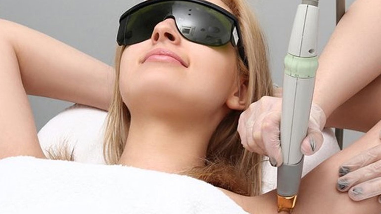 Τι κινδύνους κρύβει η laser αποτρίχωση;