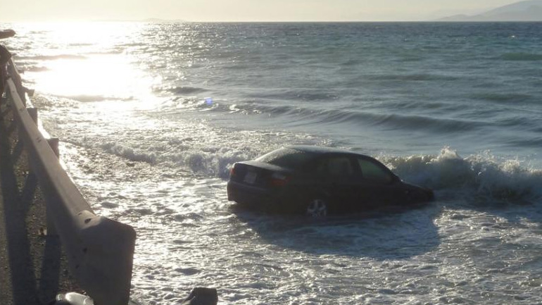 Νεκρός οδηγός που έπεσε με το Ι.Χ. του στη θάλασσα