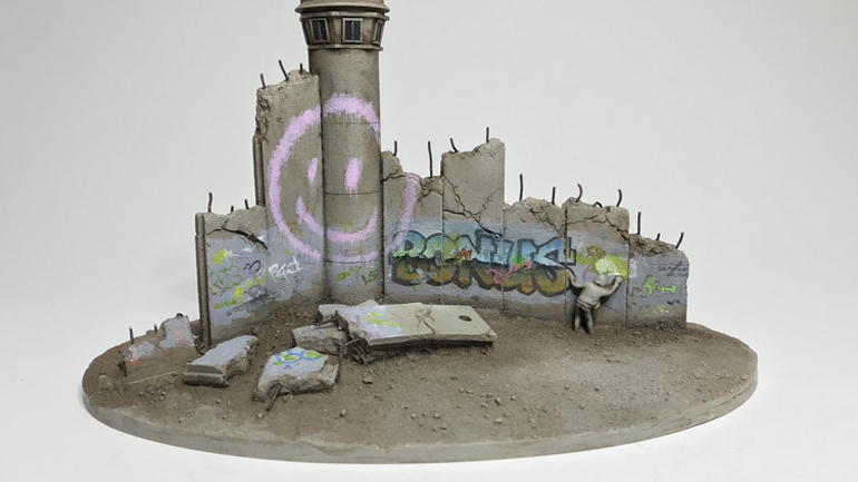 Σουβενίρ από το «The Walled Off Hotel» του Banksy