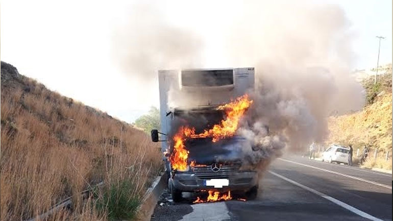 Κρήτη: Πήρε φωτιά ο κινητήρας του φορτηγού εν κινήσει