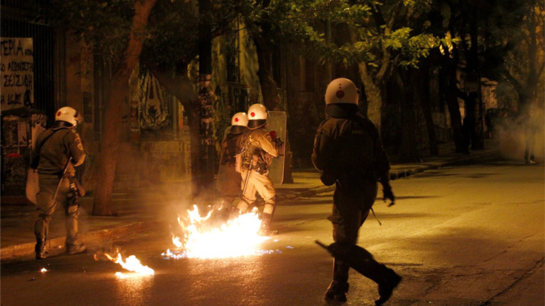 Εξάρχεια: Νεαροί επιτέθηκαν σε διμοιρίες των ΜΑΤ