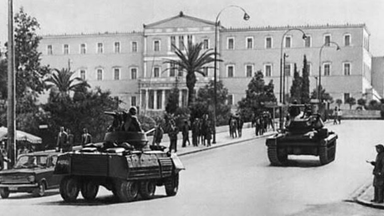 Από τον χουντικό σωτήρα στον αντιστασιακό σωτήρα…