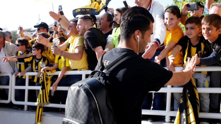 Ο Μασούντ σπεύδει να χαιρετήσει τους μικρούς φίλους της Ένωσης