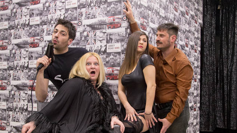 «Ποιητές πεζοδρομίου» ή όλοι οι κουλοί χωράνε στο Akroasis Theatre & Bar