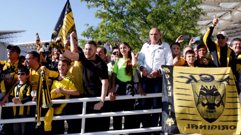 Οι φίλαθλοι της ΑΕΚ δεν σταματούν να τραγουδούν για την αγαπημένη τους ομάδα