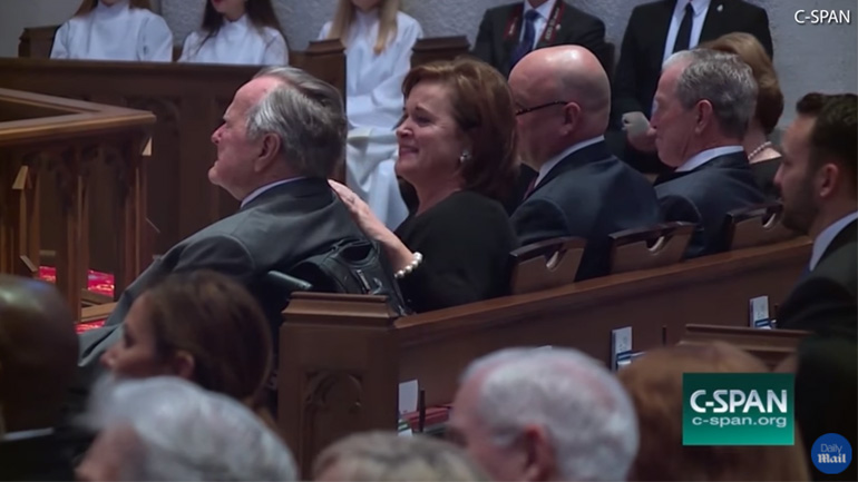 Τα δάκρυα του Τζορτζ Μπους στην κηδεία της γυναίκας του