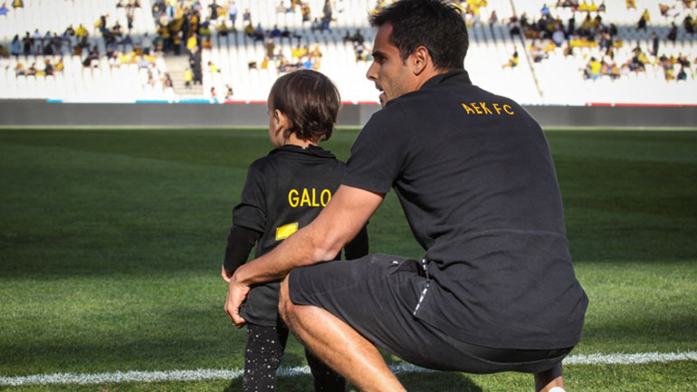 Ο Γκάλο με το παιδάκι του 