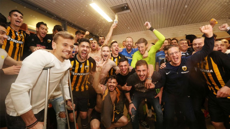 Ξέφρενο γλέντι τίτλου στα αποδυτήρια της ΑΕΚ