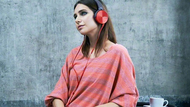 Ακούτε μουσική δυνατά με ακουστικά; Ίσως πρέπει να το ξανασκεφτείτε