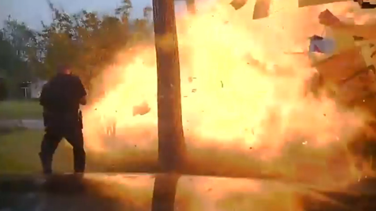 Αυτοκίνητο συγκρούεται σε σπίτι και προκαλεί έκρηξη φυσικού αερίου