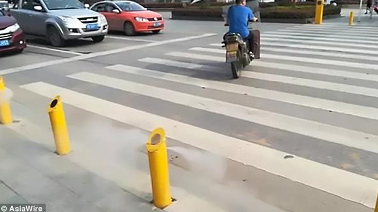 Στην Κίνα τιμωρούν τους πεζούς που περνούν το κόκκινο φανάρι με… ψεκασμό!