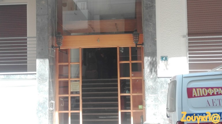 Η είσοδος της πολυκατοικίας όπου έγινε η επίθεση κατά των αστυνομικών