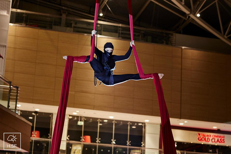 Η Κατερίνα Σολδάτου 'πετάει' πάνω από τα δύο Ford GT